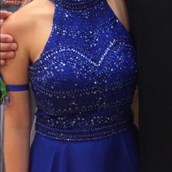 Royal blue size 1/2 prom dress. Beaded halter neck - Picture 2 of 4